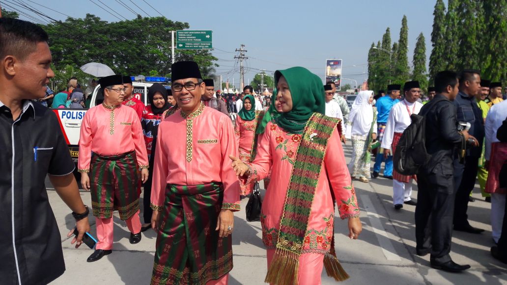 Kafilah Pawai Taqrub MTQ Kuansing Tampilkan Randai dan Serahkan Miniatur Jalur kepada Gubri