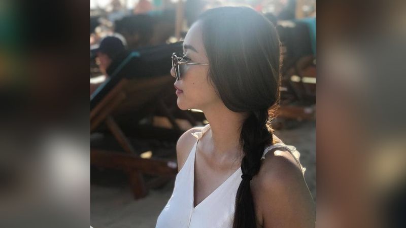 Potret Aura Kasih Pakai Dress Mini Nikmati Senja di Pantai