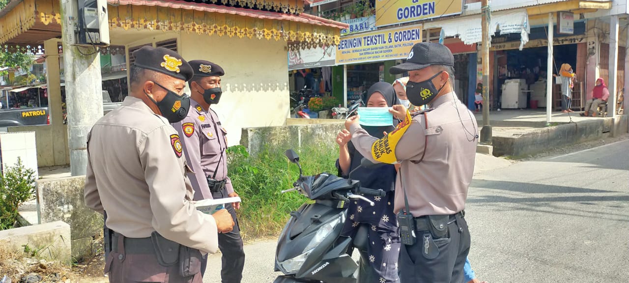 Ajak Masyarakat Patuhi Prokes, Polsek Pangkalan Kuras Bagikan Masker Gratis