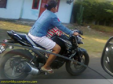 Wanita Aceh Dilarang Duduk 'Ngangkang' di Atas Motor. Kenapa?