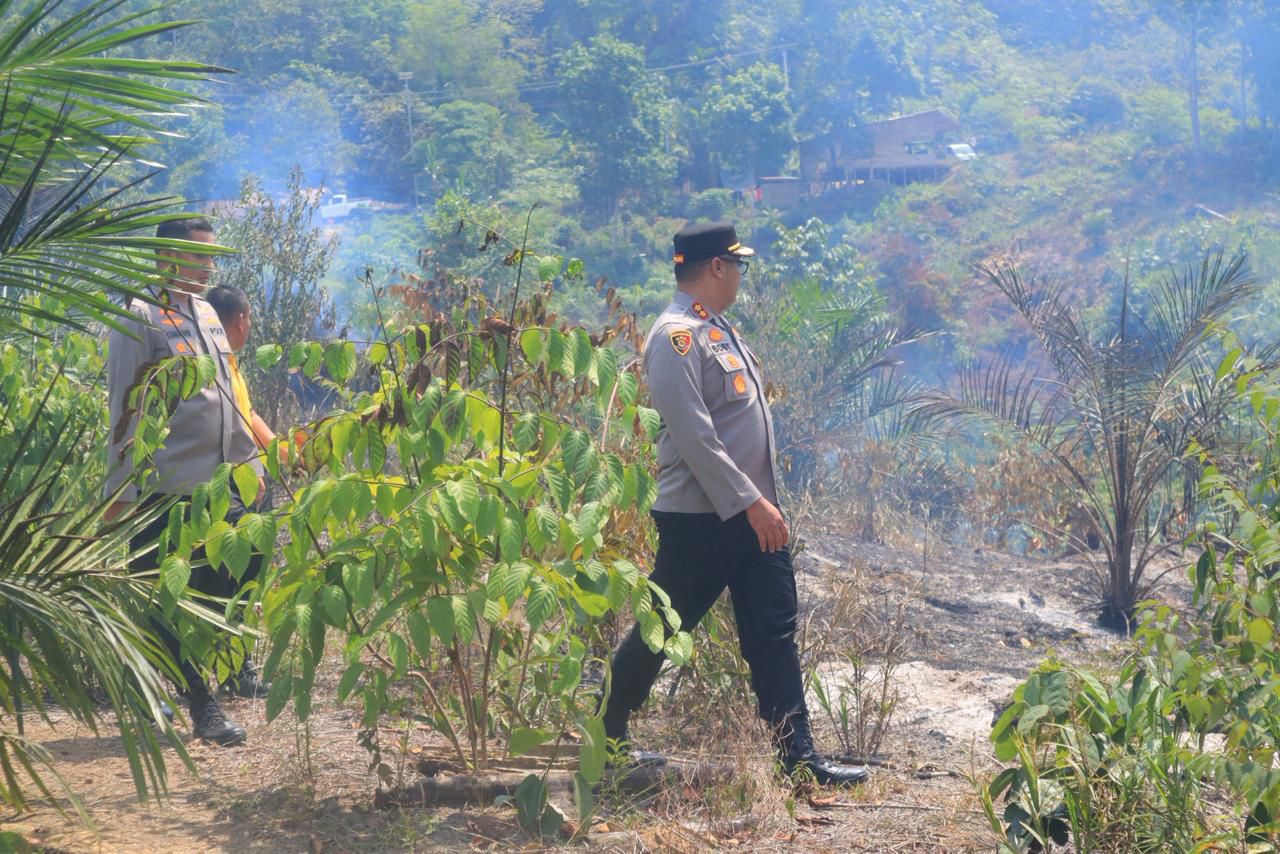 Kapolres Kampar dan Tim Gabungan Padamkan Karhutla di Perbatasan Kampar-Lima Puluh Kota