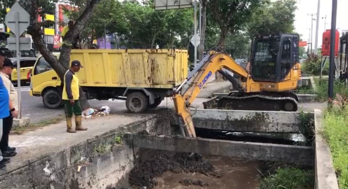 Cegah Banjir, Pemko Pekanbaru Intensifkan Pengerukan Drainase Jalan Arifin Ahmad