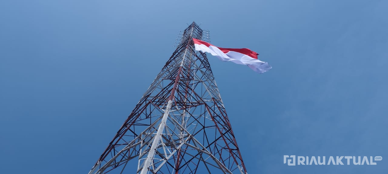 Bendera Merah Putih Raksasa Dikibarkan di Ketinggian 80 Meter
