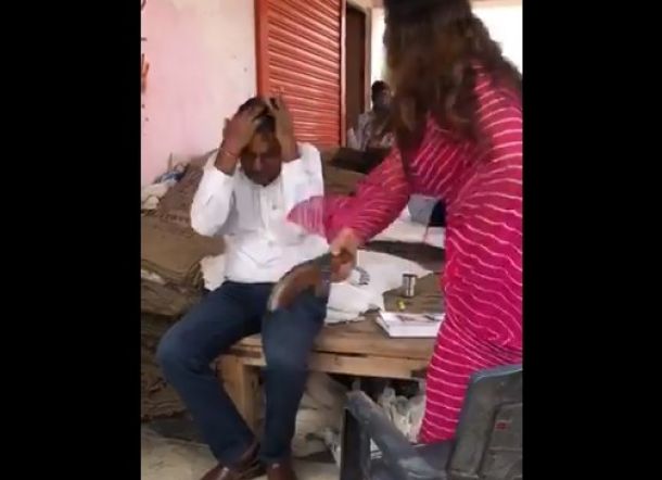 Bintang TikTok Ini Tampar Pejabat dengan Sandal di Depan Polisi