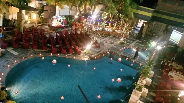 Pernikahan Romantis & Unik dengan Suasana Poolside 