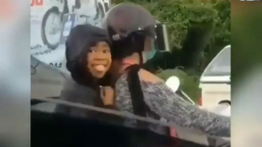 Kocak, Tiap Kaca Mobil Dibuka Bocah Ini Tunjukkan Ekspresi Aneh