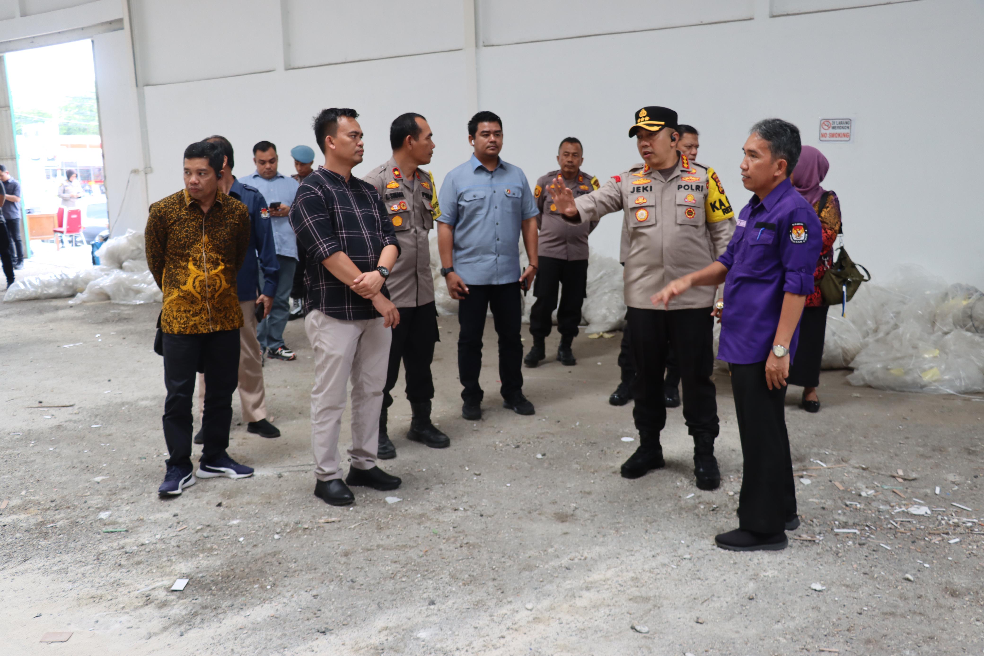 Kapolresta Pekanbaru Tinjau Gudang Logistik KPU Untuk Kesiapan Pemilu 2024