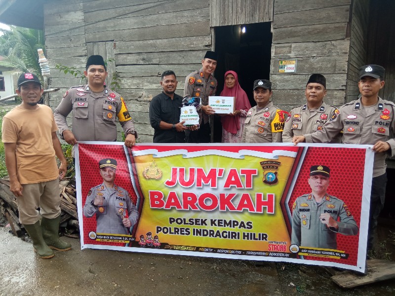Polsek Kempas Bagikan Sembako melalui Jumat Berkah dan Sosialisasi Pemilu Damai
