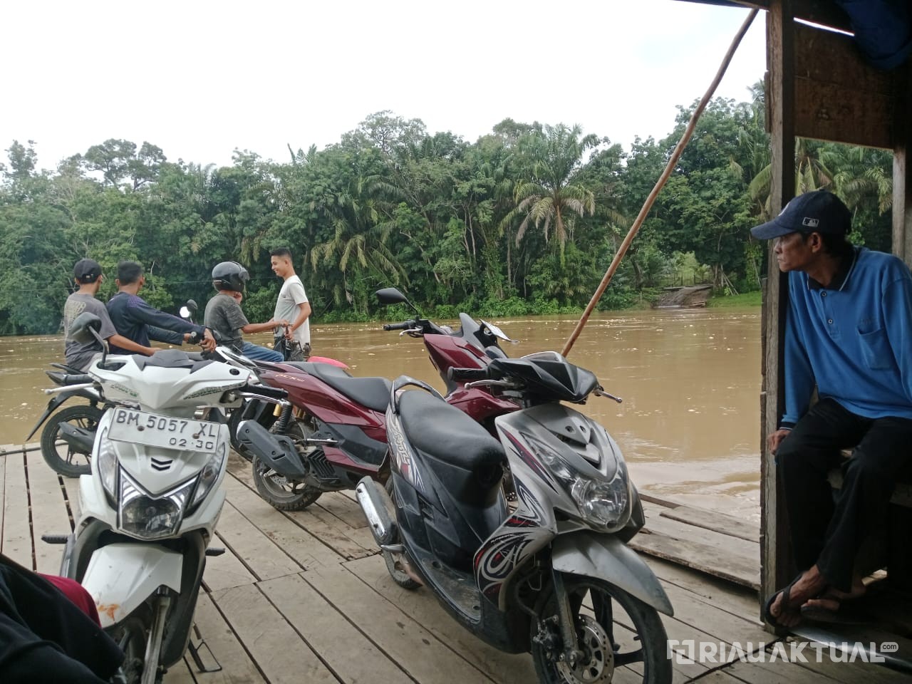 50 Tahun Beroperasi, Kompang Masih Jadi Andalan Warga Kuansing Menyeberang Sungai