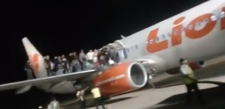 Penumpang Lion Air Berhamburan Keluar Diteror Bom, Seorang Mahasiswa Diamankan, Ini Videonya
