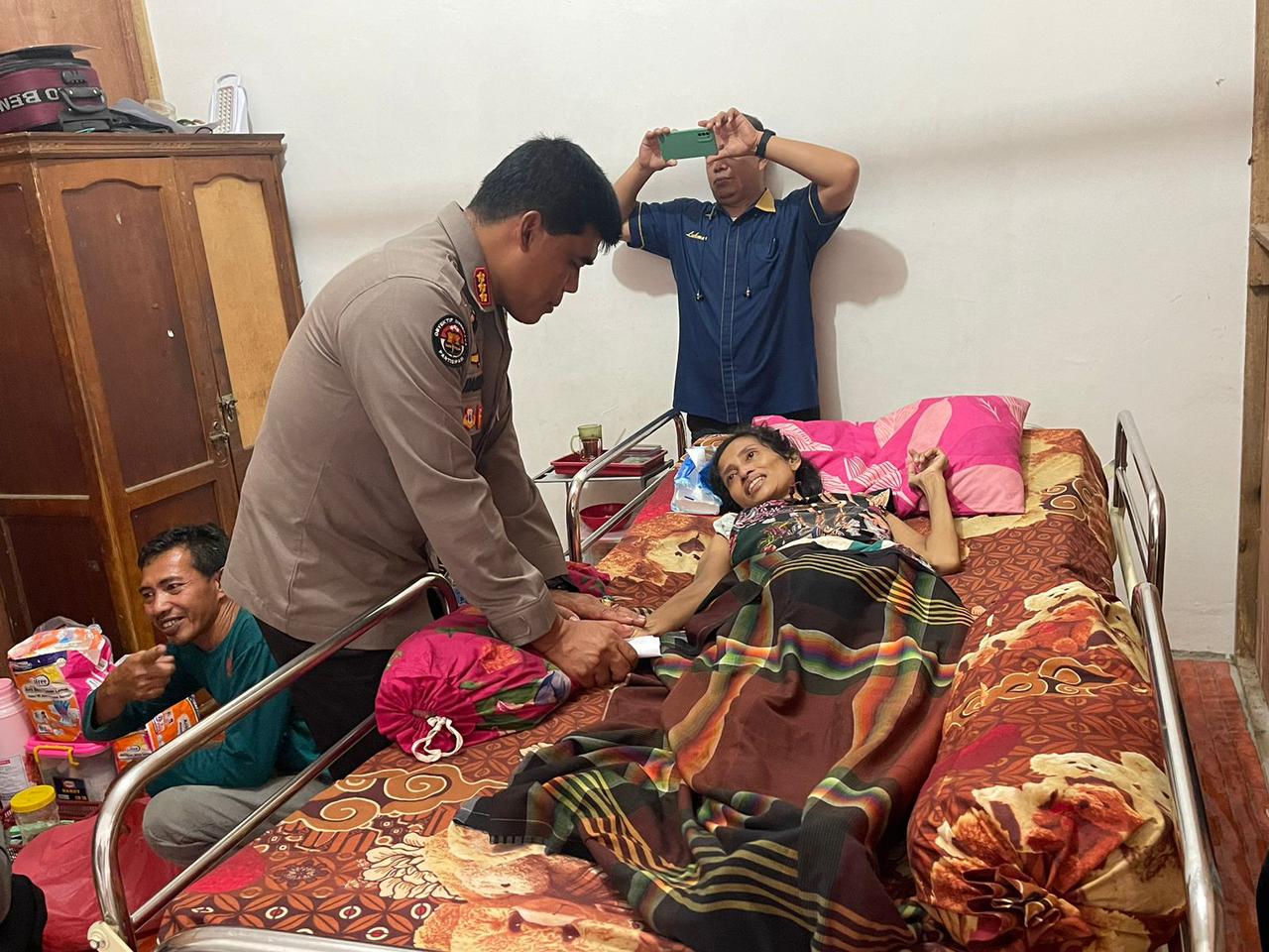 Polda Riau Peduli, Bangkitkan Semangat Fitriani Penderita Tumor Perut Menahun