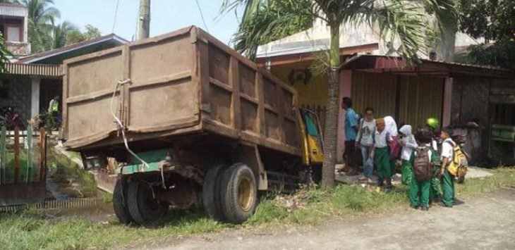 Alamak! Sopir Truk Sampah Ini Tabrak Rumah Warga, Diduga Konsumsi Narkoba