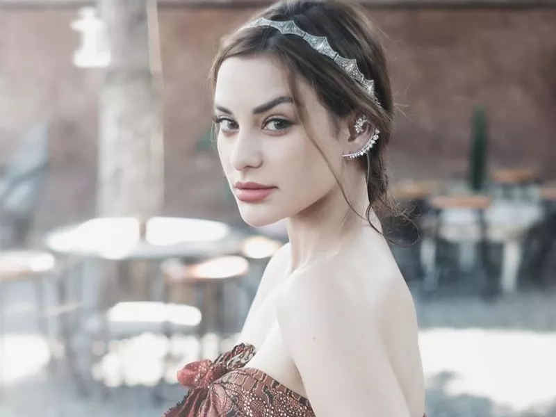 Nora Alexandra Pakai Kemben Batik, Cantiknya Enggak Nahan!