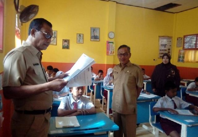 Hari Pertama, Bupati Rohil Tinjau Pelaksanaan UN SD di Bangko