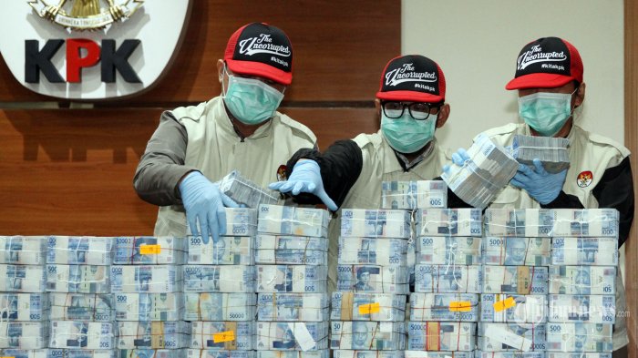 KPK Pamerkan Uang Suap Miliaran Rupiah Wali Kota Kendari yang Sempat Dilarikan ke Hutan
