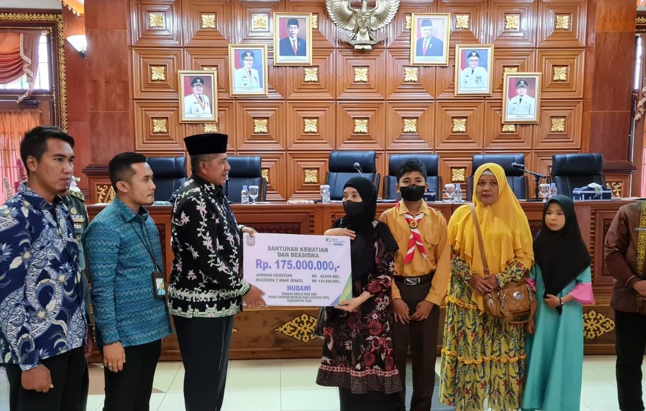 Dua Ahli Waris Tenaga Honorer Disdukcapil Siak Terima Santunan Dari BP Jamsostek Ratusan Juta