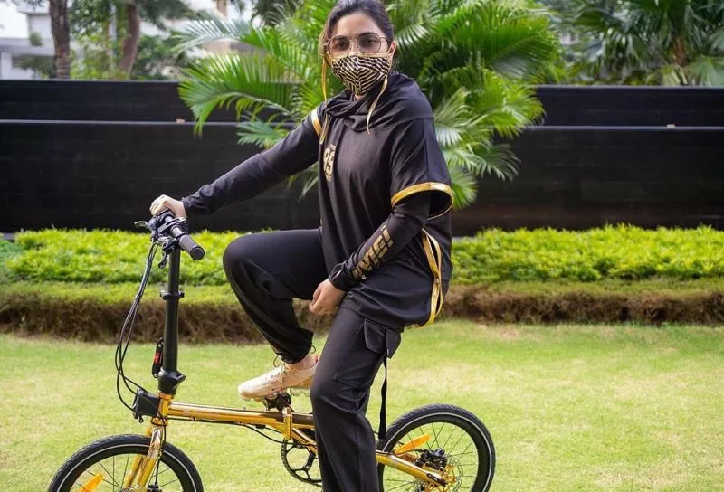 Lihat Gaya Ashanty Sepedaan bareng Arsy dan Arsya, Bikin Gemash