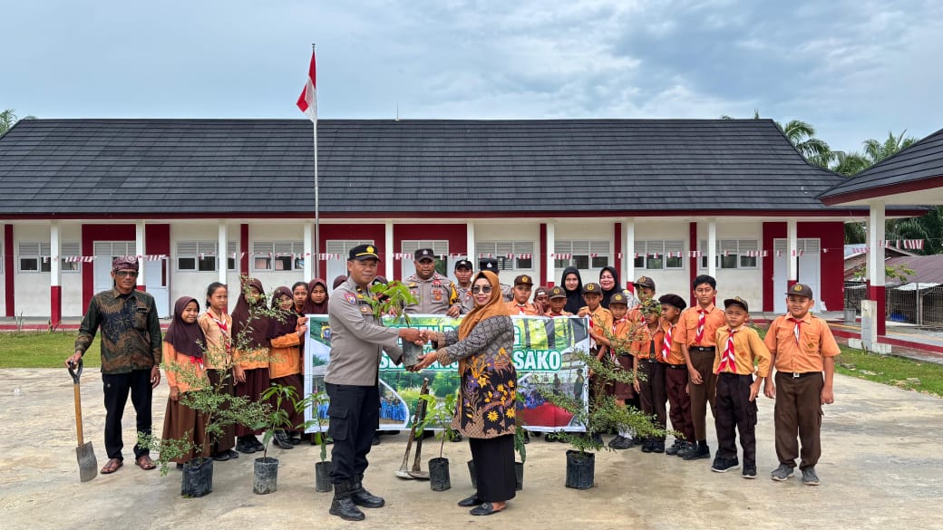Polsek Bangko Pusako Tanam Pohon Bersama Siswa SD 007, Dukung Program Green Habits Policing