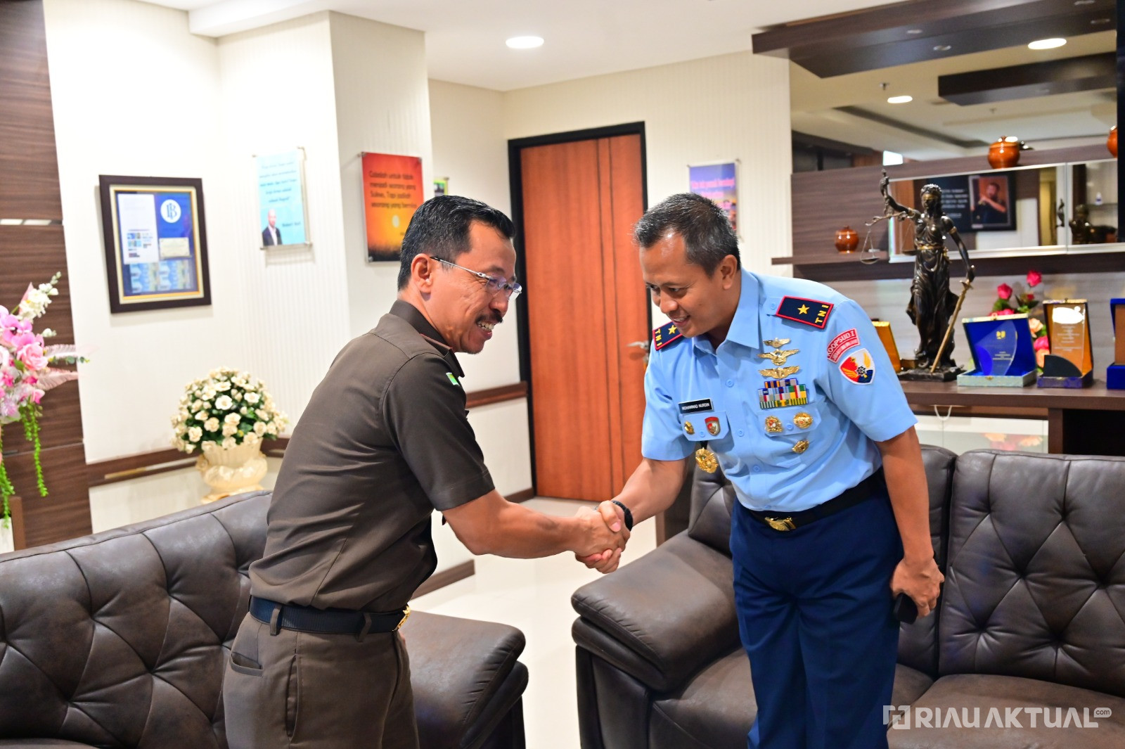 Pererat Silaturahmi, Danlanud Roesmin Nurjadin Berkunjung ke Kajati Riau