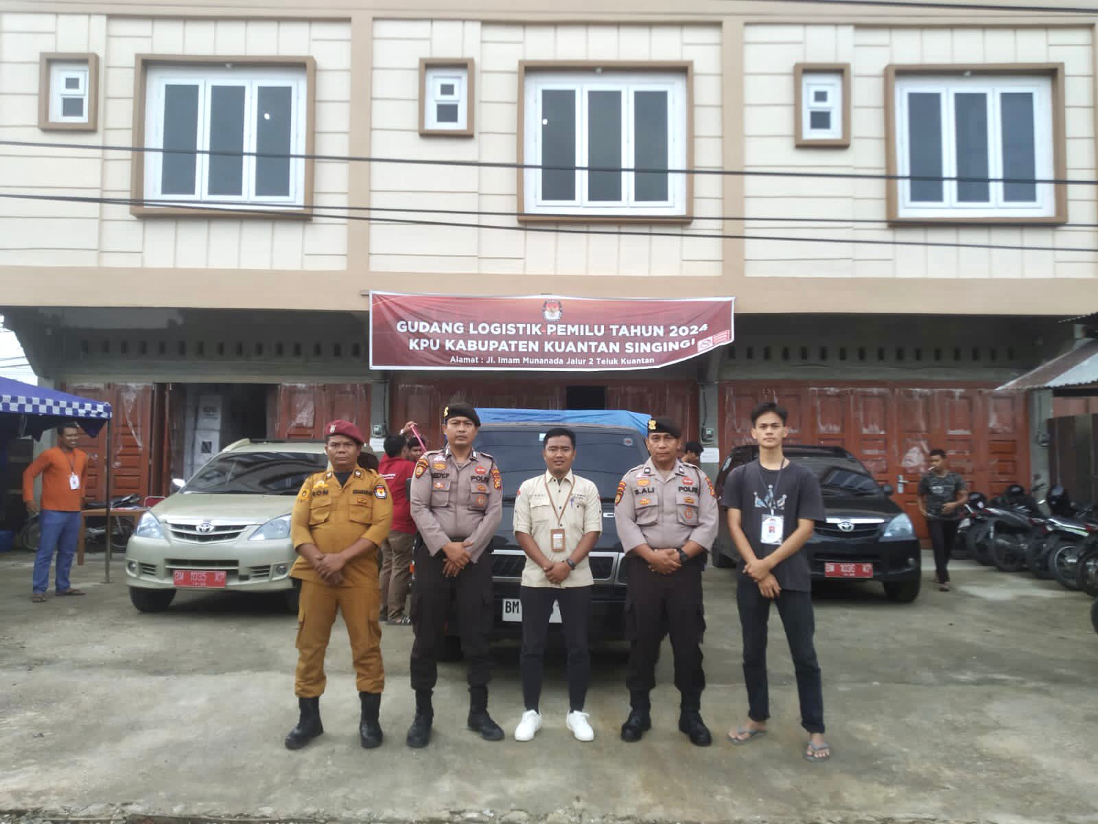 Polres Kuansing Jaga Pengambilan Surat Suara di Gudang Logistik