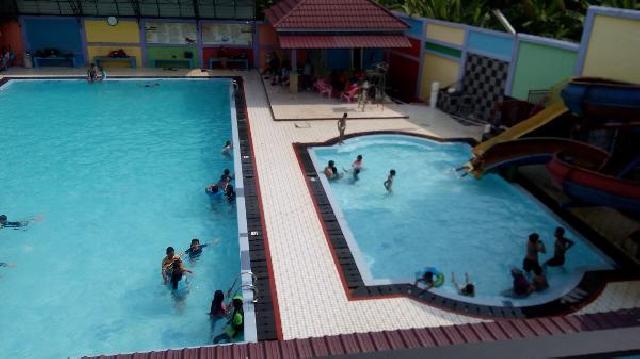 Hari Libur Kolam Renang Aras Ramai Dikunjungi Warga