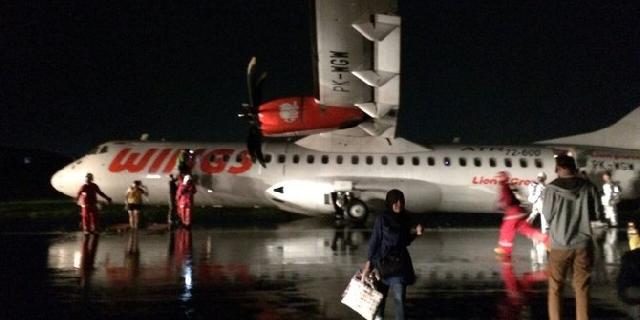 Wings Air Tergelincir, Pengakuan penumpang pesawat miring dan ada percikan api