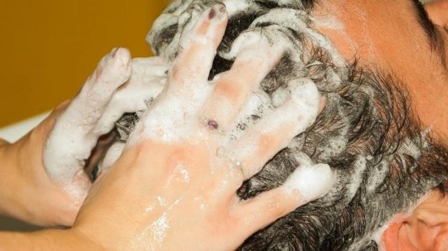 Ingat! Jangan Asal Keramas Tiap Hari, Perhatikan Beberapa Hal Ini