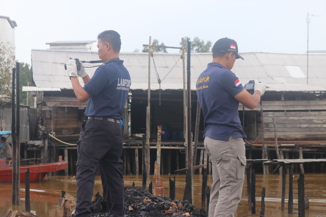 Selidiki Penyebab Kebakaran di Desa Bekawan, Tim Puslabfor Polri Lakukan Olah TKP