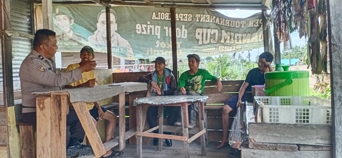 Polsek Enok Sambangi Warga Sungai Lokan dan Sosialisasikan Pemilu 2024