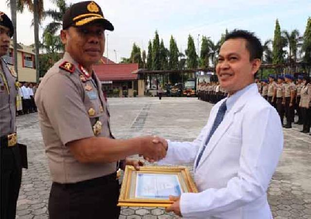 Berjasa Dalam Mengungkap Kasus, Kapolda Beri Penghargaan