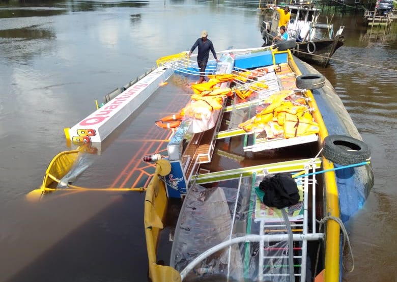 Kapal Wisata Quantung Cruise Terbalik Saat Bersandar di Dermaga