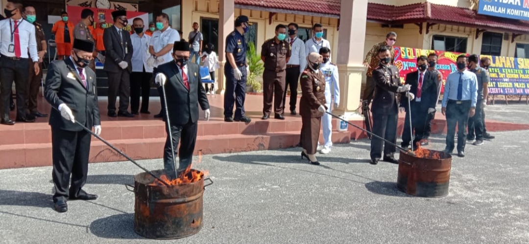 Hut Bhayangkara ke 74, Polres Bengkalis Musnahkan 13.588 Kilogram Ganja