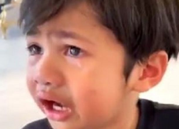 Bocah Ini Menangis Usai Disunat, Minta Dokter Rekatkan Kembali Kulupnya