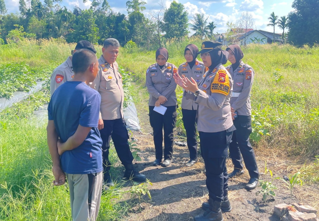 Aksi Polwan Gerak Cepat Kawal Ketahanan Pangan Sembari Pesan Pemilu Damai