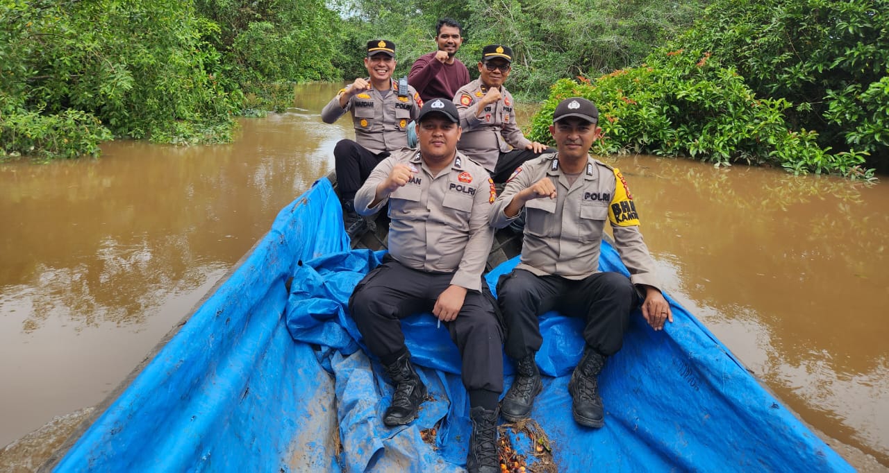 Arungi Sungai Habitat Buaya, Polsek Kempas Bawa Misi Pemilu Damai