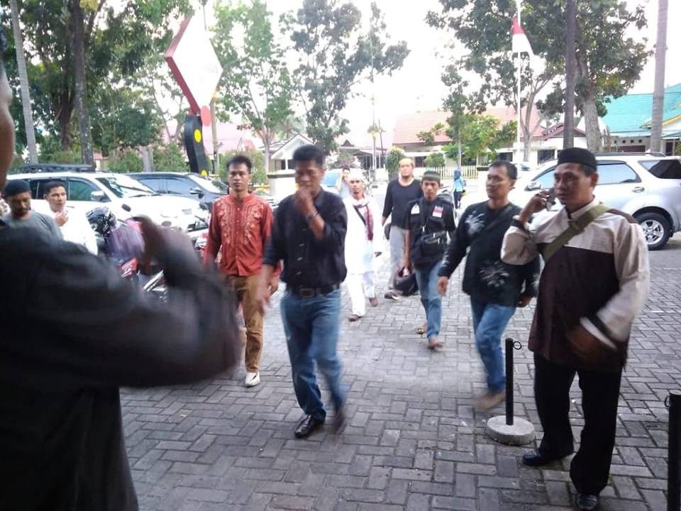 Tanpa Perlawanan, Penghina Ustadz Abdul Somad Diserahkan FPI dan Masyarakat ke Polda Riau