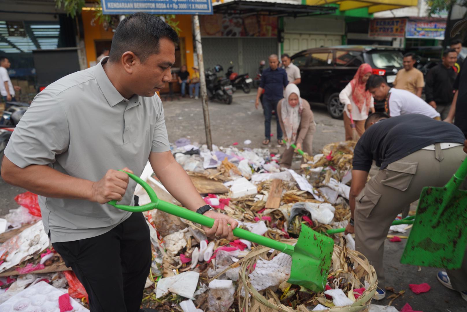 Pasca Putus Kontrak PT.EPP, Wako Agung Perintahkan ASN Pemko Pekanbaru Goro Bersihkan Tumpukan Sampah