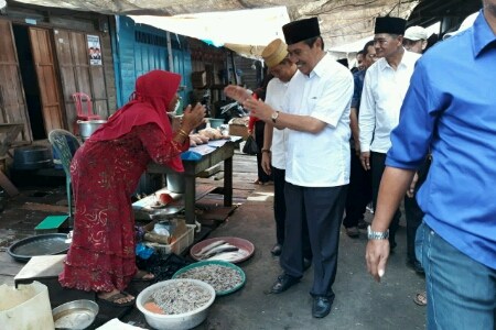 Masyarakat Sambut Antusias Begitu Melihat Syamsuar Datang ke Tanah Merah Inhil