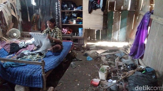 Gadis Autis di Demak Ini Hanya Berteman Radio Setiap Harinya