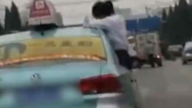 Sadis, Anak Dipaksa Menulis PR-nya di Atas Taksi yang Melaju