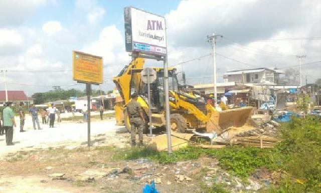 Puluhan Warung Tenda Biru Selesai Dieksekusi