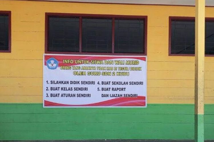Sekolah Dilempari Kotoran Manusia, SD Ini Pajang Spanduk dengan Pesan Unik