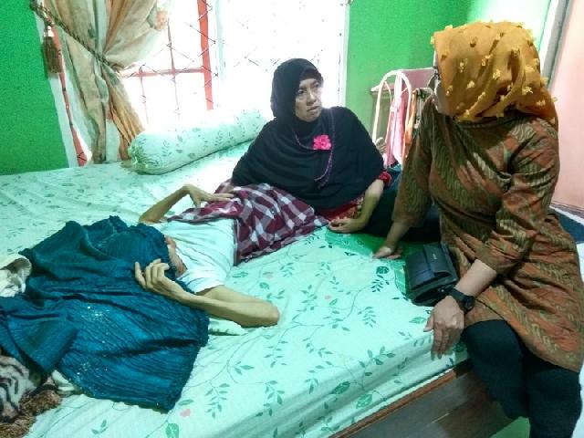 Ade Hartati Kunjungi Nuraslina, ASN Pemko Pekanbaru yang Divonis Kanker Stadium IV
