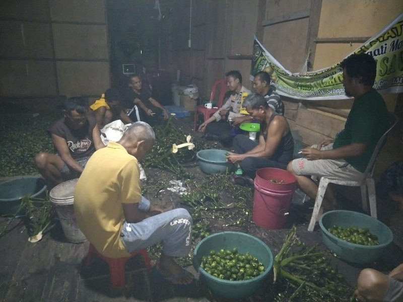 Bhabinkamtibmas Desa Pungkat Ajak Warga Jaga Keamanan dan Ketertiban Jelang Pilkada Riau 2024