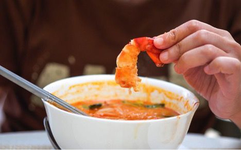 Suka Makanan Pedas Berminyak? Hati-hati Mulut Jadi Kering dan Panas