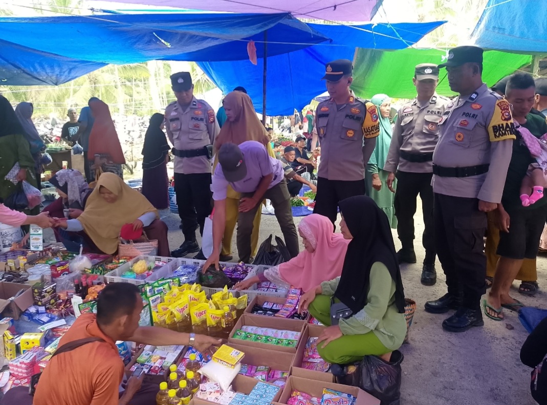 Di Pasar, Kapolsek Kempas Ajak Warga Jaga Kamtibmas Jelang Pilkada 2024
