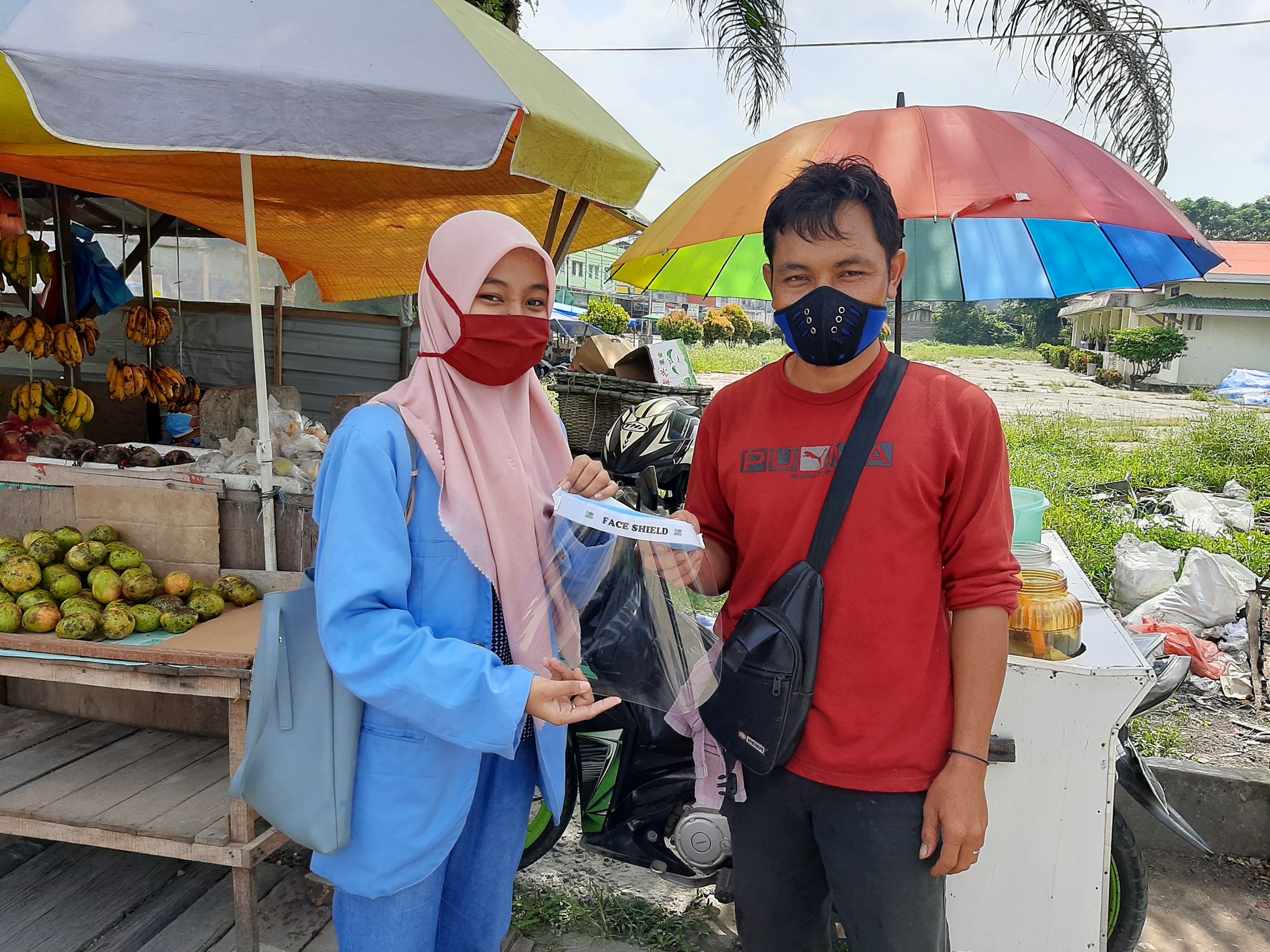 Mahasiswa KKN UNRI Produksi Face Shield yang Dibagikan Gratis ke Warga