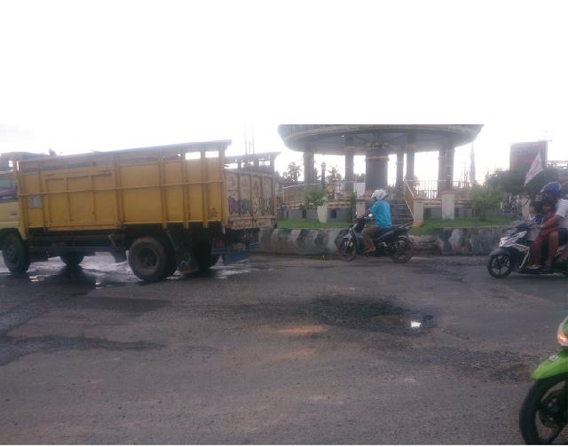 Jalan Negara Bundaran Patin Rengat Rusak