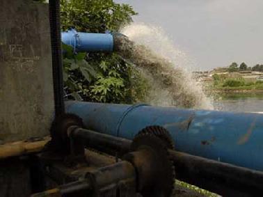 Ketahuan Mesum, Pasangan Kekasih Mandi Air Selokan
