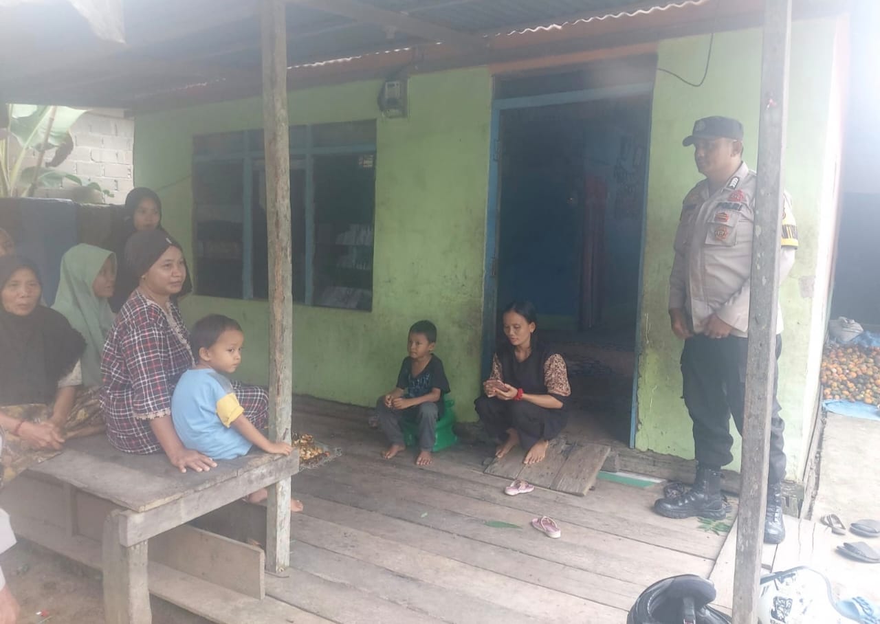 Polsek Tempuling Sosialisasikan dan Imbau Pemilu 2024 di Desa Teluk Kiambang